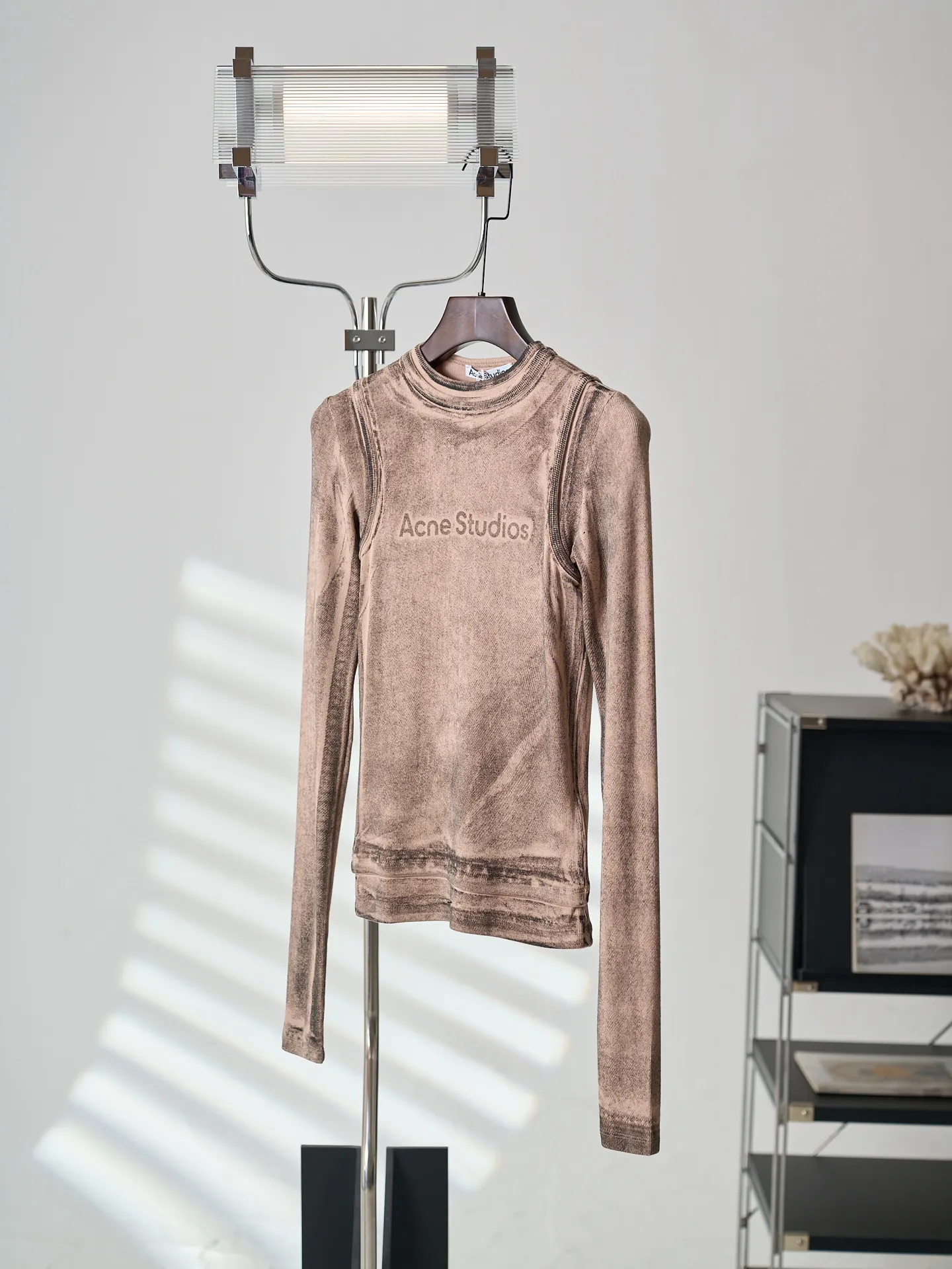 [Real product hanging] Acne Studios fake two-piece logo printed long-sleeved T-shirt (women) [In Stock] S M L custom sand-washed stretch rib knit, light, smooth, comfortable and Breathable. Custom sand-washed stretch rib knit that's lightweight, smooth, and breathable for comfort. The warm tone of pumpkin orange has its own soft light skin buff, and the carbon black texture is dyed, and the contrast between cold and warm colors creates its own style. The iconic Acne Studios logo print is placed in the center of the chest to strengthen the visual memory point. The 3D mottled print that spreads randomly creates a contrast between movement and static, creating a hazy mottled atmosphere where reality and reality are intertwined. The neat and narrow long sleeves extend the arm lines, the small stand-up collar design modifies the neck contour, and the just-right length increases the waistline proportion and outlines a smooth hourglass figure. Tailored to shape curves, the body shape is naturally elegant. 1. Digital inkjet etching printing technology uses micron-level fine ink dots to be sprayed in an irregular and dispersed manner. The ink dots are embedded between the yarns along the vertical grooves of the threads, and the virtual and real colors are interlaced to create a natural replica of the messy and mottled texture worn by vintage clothing for many years. 2. Enzyme washing treatment: The fabrics have been fermented and washed to give them a better feel and texture. They are not easy to deform, shrink or fade. They maintain long-term beauty and fit.